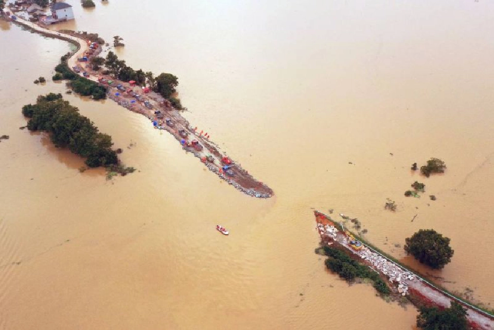 เปิดคลิป "รถบัสจีน วิ่งฝ่าน้ำท่วม" สถานการณ์โดยรวม ยังวิกฤติใน 25 มณฑล