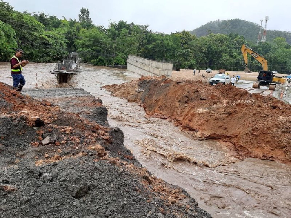 ฝนตกหนักน้ำท่วม ทางหลวงเชียงใหม่ที่2 เร่งซ่อมถนนที่ถูกน้ำพัดขาด