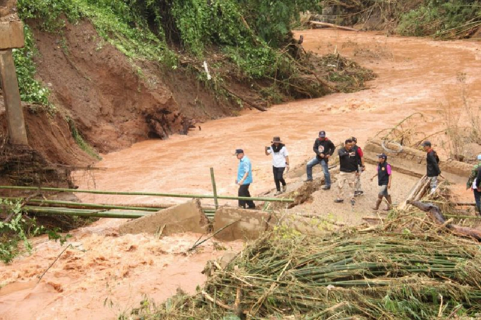 "น่าน"เร่งช่วยเหลือหมู่บ้านสะพานขาด 
