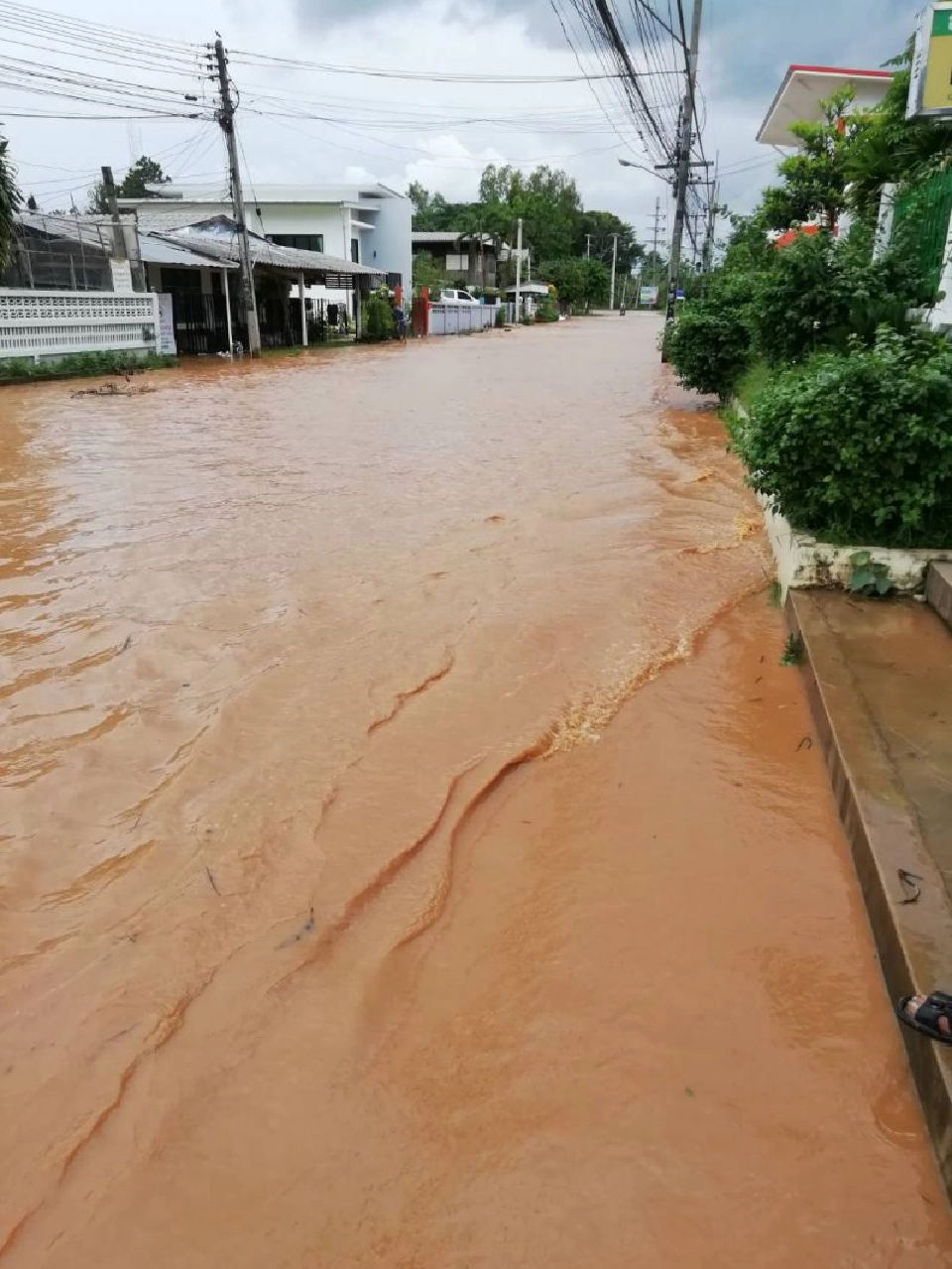 มวลน้ำจากเวียงป่าเป้าไล่ท่วมรายทางมุ่ง"อ.แม่ลาว"แล้ว