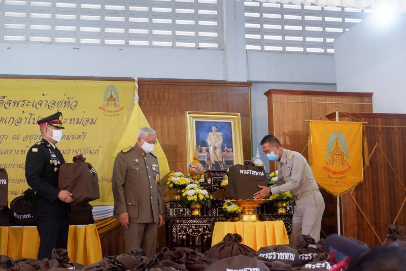 "ในหลวง"พระราชทานสิ่งของช่วยผู้ประสบภัยน้ำท่วม จ.เลย 