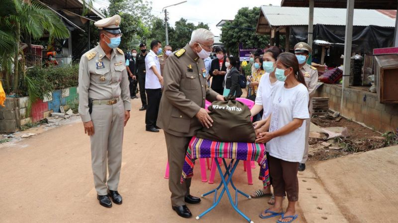 "ในหลวง"พระราชทานสิ่งของช่วยผู้ประสบภัยน้ำท่วม จ.เลย 