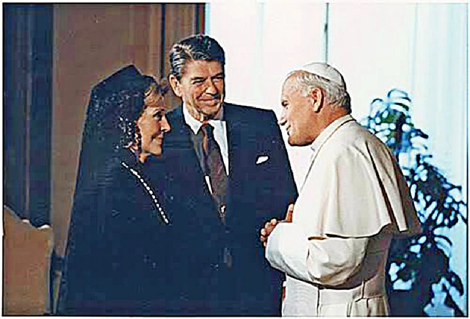 แนนซี่ เรแกน สตรีหมายเลขหนึ่ง เฝ้าสมเด็จจอห์น ปอลที่สอง