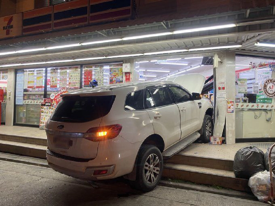 อัพเดท รถเอสยูวีพุ่งชนเซเว่นรัชดา44 เจ็บ5ราย