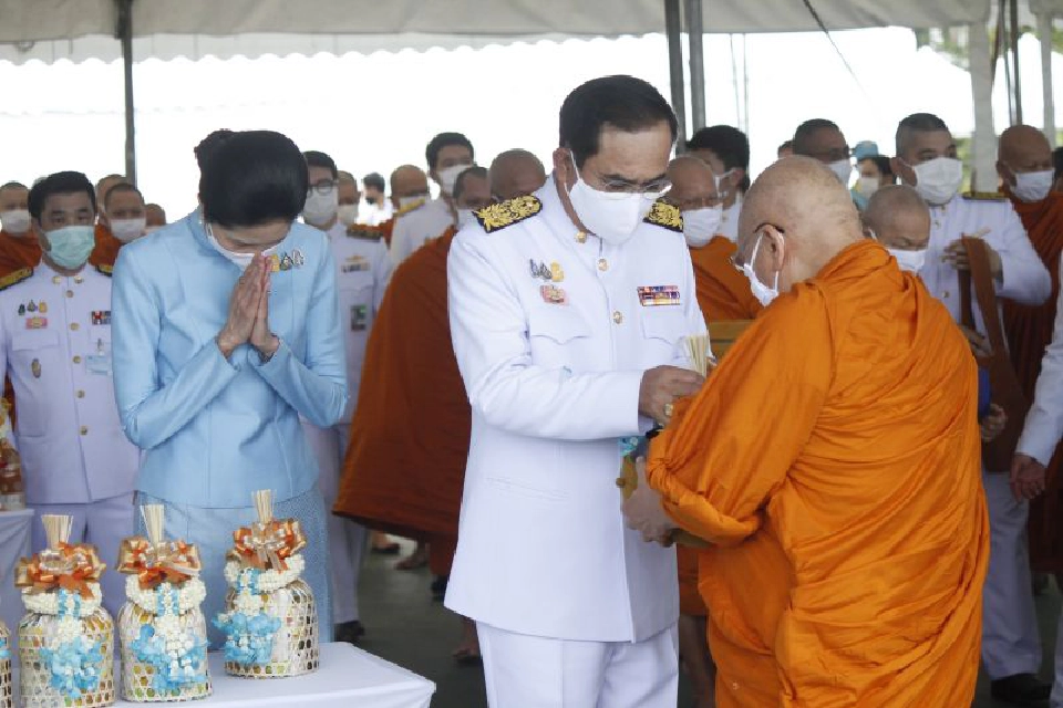 นายกฯเป็นประธานทำพิธีทำบุญตักบาตร เนื่องใน”วันแม่แห่งชาติ 2563”