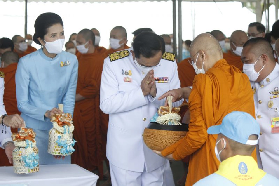 นายกฯเป็นประธานทำพิธีทำบุญตักบาตร เนื่องใน”วันแม่แห่งชาติ 2563”