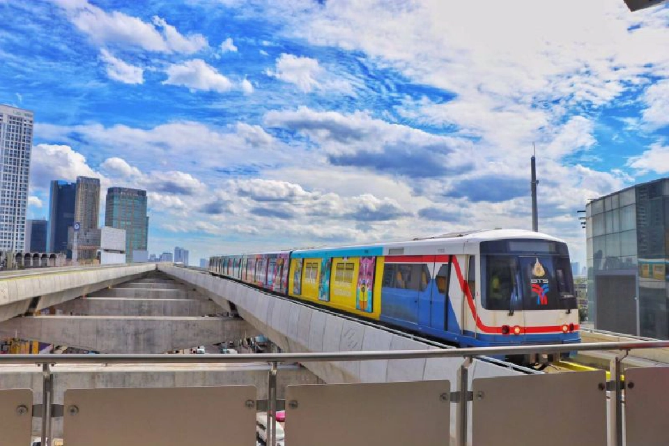 ครม.ตีกลับต่อสัญญา BTS 30 ปี