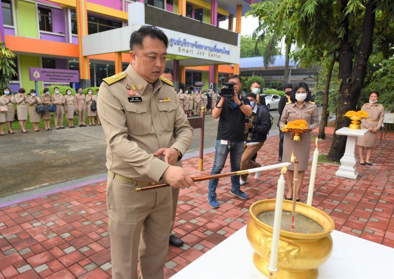"สุชาติ-นฤมล" 2 รมต.ป้ายแดงถือฤกษ์ดี 07.29 น.ไหว้สิ่งศักดิ์สิทธิ์เข้ากระทรวงแรงงานวันแรก(ชมภาพชุด)