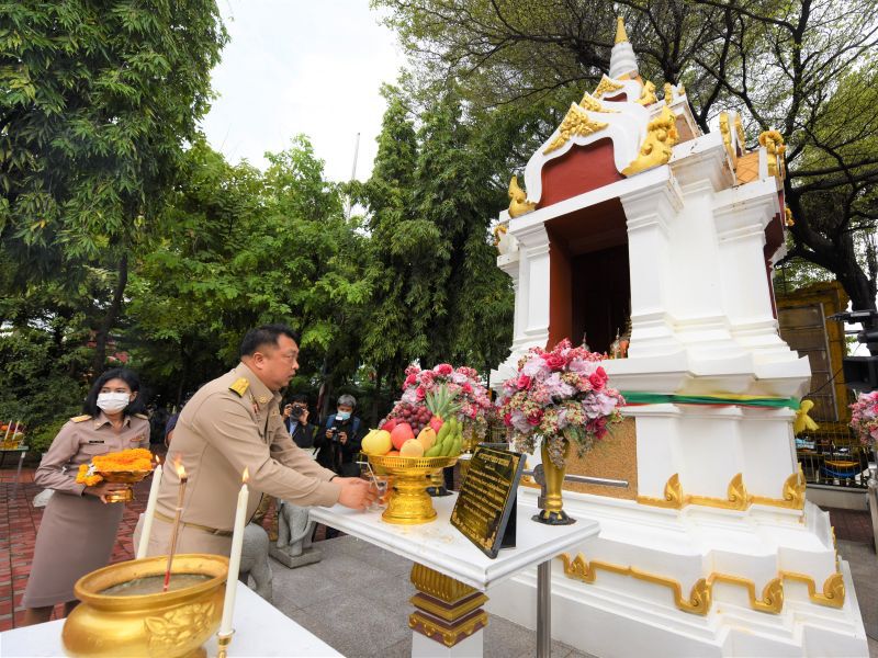 "สุชาติ-นฤมล" 2 รมต.ป้ายแดงถือฤกษ์ดี 07.29 น.ไหว้สิ่งศักดิ์สิทธิ์เข้ากระทรวงแรงงานวันแรก(ชมภาพชุด)