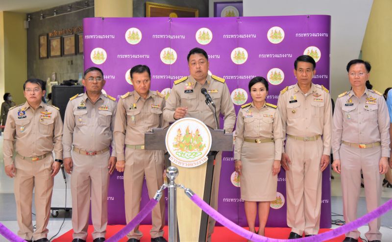 "สุชาติ-นฤมล" 2 รมต.ป้ายแดงถือฤกษ์ดี 07.29 น.ไหว้สิ่งศักดิ์สิทธิ์เข้ากระทรวงแรงงานวันแรก(ชมภาพชุด)