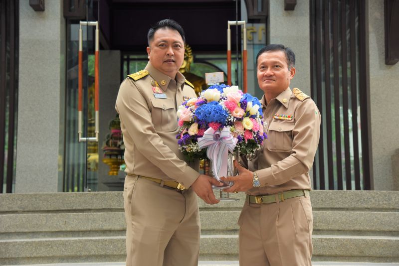 "สุชาติ-นฤมล" 2 รมต.ป้ายแดงถือฤกษ์ดี 07.29 น.ไหว้สิ่งศักดิ์สิทธิ์เข้ากระทรวงแรงงานวันแรก(ชมภาพชุด)