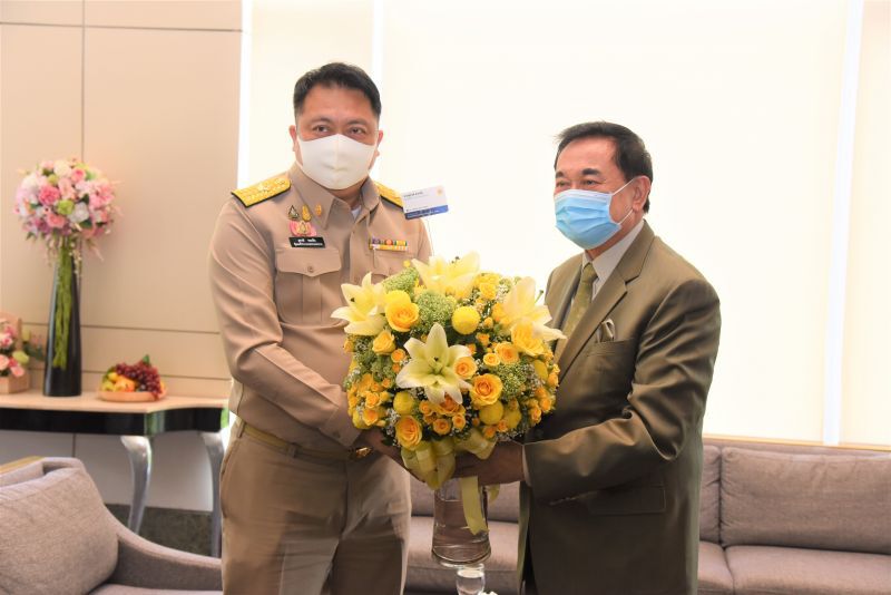 ภาพ :  นายสุชาติ ชมกลุ่ม รมว.แรงงาน  พร้อมด้วย คุณอัศวิน อิงคะกุล  ประธานกรรมการบริหารบริษัทในเครือมิราเคิล กรุ๊ป