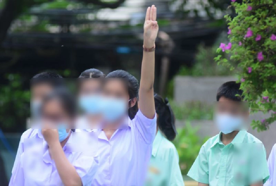 ฮึ่ม คนปลุกเด็ก "ชูสามนิ้ว" บิ๊กป้อม เตือน ใครอยู่เบื้องหลังคิดให้ดี