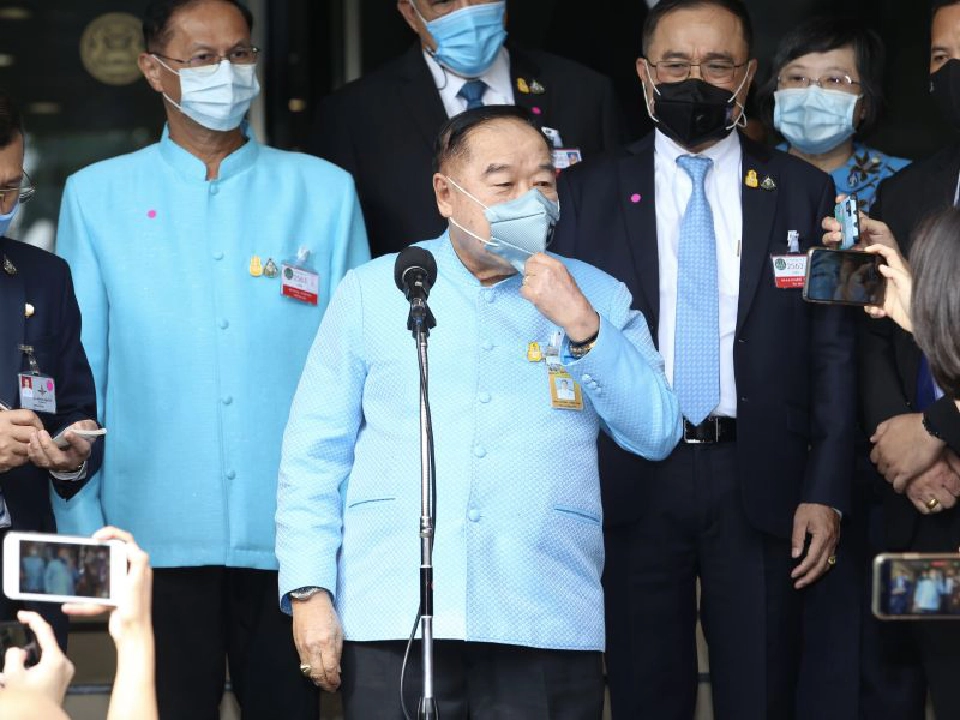 ฮึ่ม คนปลุกเด็ก "ชูสามนิ้ว" บิ๊กป้อม เตือน ใครอยู่เบื้องหลังคิดให้ดี