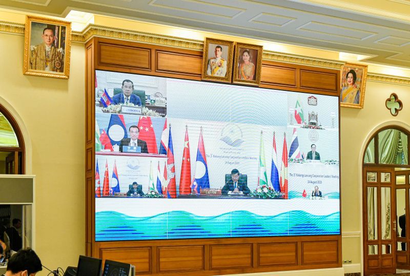 พล.อ.ประยุทธ์ จันทร์โอชา นายกรัฐมนตรี เข้าร่วมการประชุมผู้นำกรอบความร่วมมือแม่โขง - ล้านช้าง ครั้งที่ 3 ลักษณะการประชุมทางไกล ณ ตึกภักดีบดินทร์ ทำเนียบรัฐบาล (24 ส.ค.63)
