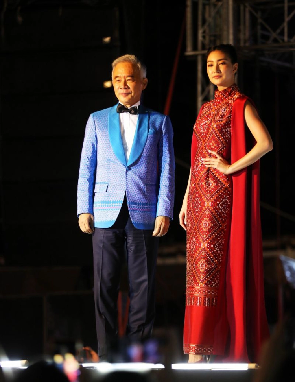 “สุวัจน์-แพนเค้ก”เดินแบบโชว์มรดกผ้าไหมย้อนยุค กระตุ้นศก.หัวหิน 