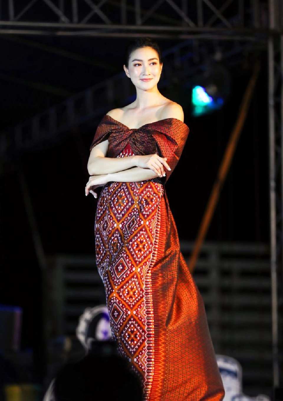 “สุวัจน์-แพนเค้ก”เดินแบบโชว์มรดกผ้าไหมย้อนยุค กระตุ้นศก.หัวหิน 