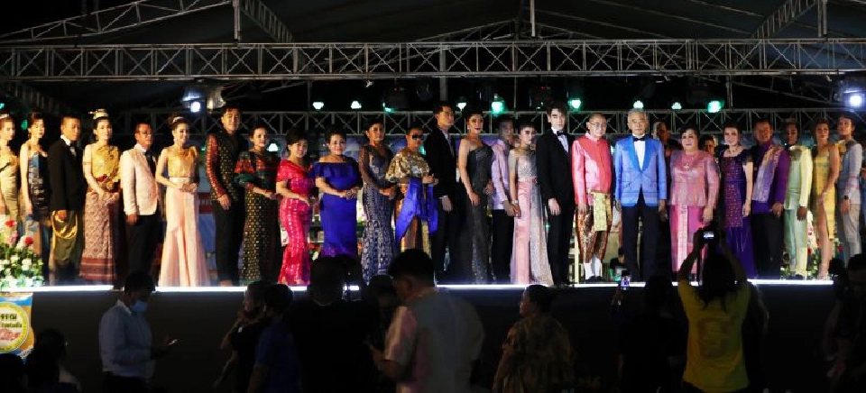 “สุวัจน์-แพนเค้ก”เดินแบบโชว์มรดกผ้าไหมย้อนยุค กระตุ้นศก.หัวหิน 