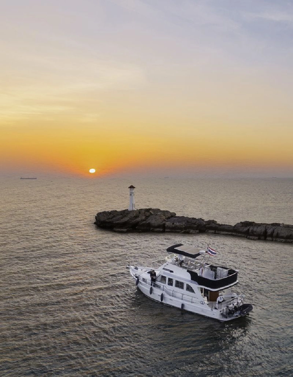 เราเที่ยวด้วยกัน...สัมผัสเสน่ห์ "เกาะสีชัง"