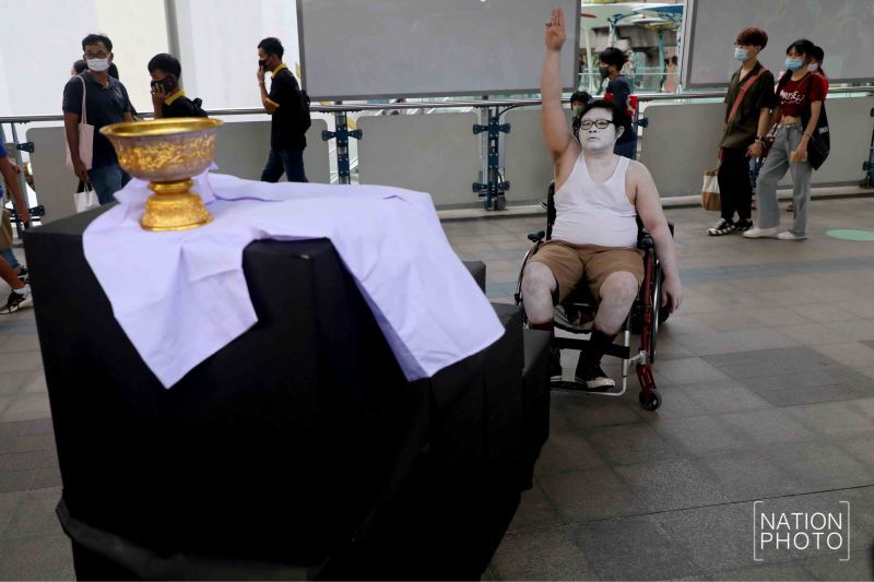 ละครใบ้ "ชูสามนิ้ว" จี้ “แก้รัฐธรรมนูญ” เพื่อผู้พิการ 