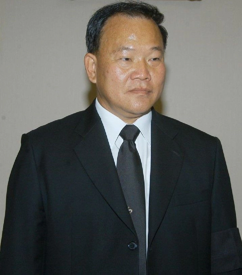 นายสันติ พร้อมพัฒน์ 