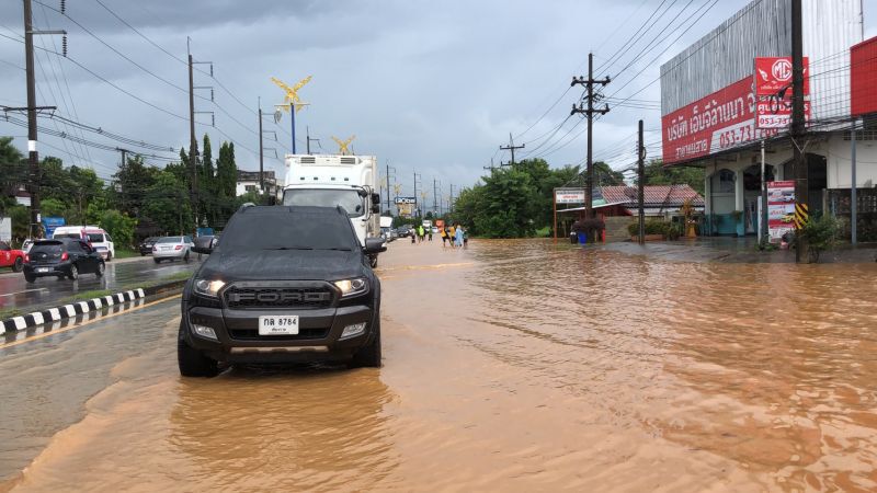 น้ำป่า"ดอยนางนอน"ทะลักท่วมถนนพหลโยธินที่"แม่สาย"