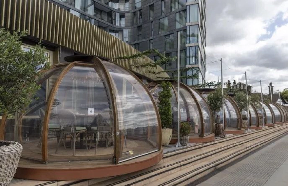 วงใครวงมัน ร้านอาหารในลอนดอนผุดไอเดียเก๋ "เว้นระยะห่าง" สู้โควิด