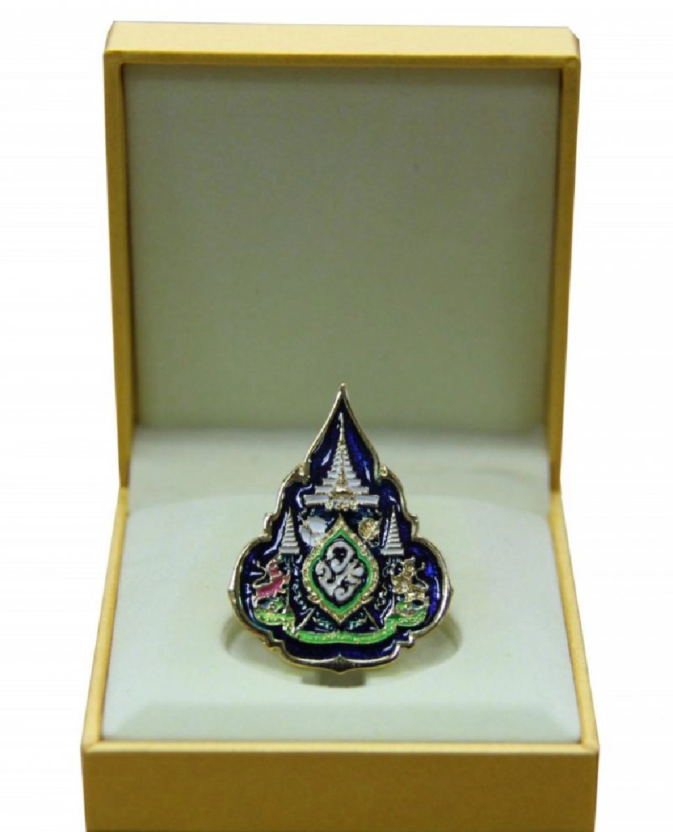 เปิดจำหน่ายเข็มที่ระลึก ตราสัญลักษณ์พระราชพิธีบรมราชาภิเษก