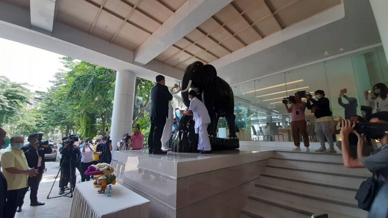 คลัง ทำพิธีบวงสรวงองค์ช้างคู่ประจำกระทรวง