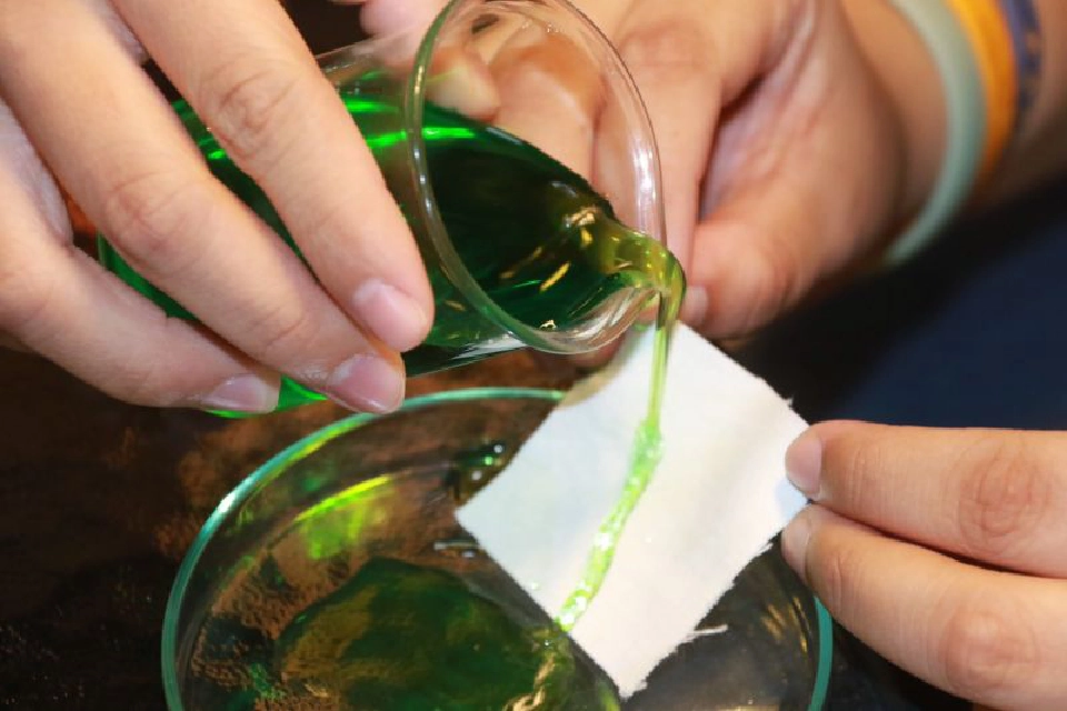 “สเปรย์สะท้อนน้ำจากแกลบ” เพิ่มมูลค่าของเหลือทิ้ง