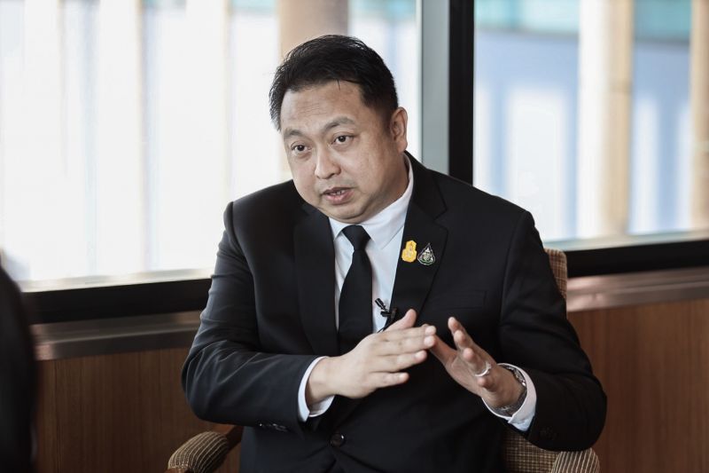สุชาติ  ชมกลิ่น รมต.แรงงาน
