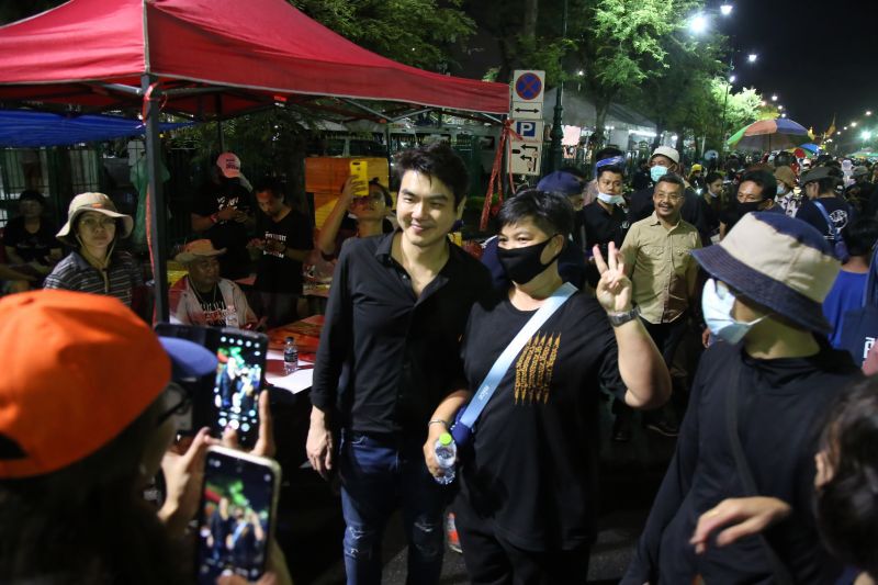 ร่วม “ม็อบธรรมศาสตร์” ปิยบุตร ร่วมลงชื่อจี้แก้รธน. 
