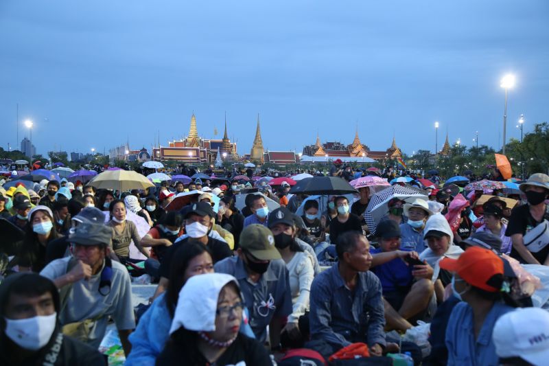 ร่วม “ม็อบธรรมศาสตร์” ปิยบุตร ร่วมลงชื่อจี้แก้รธน. 