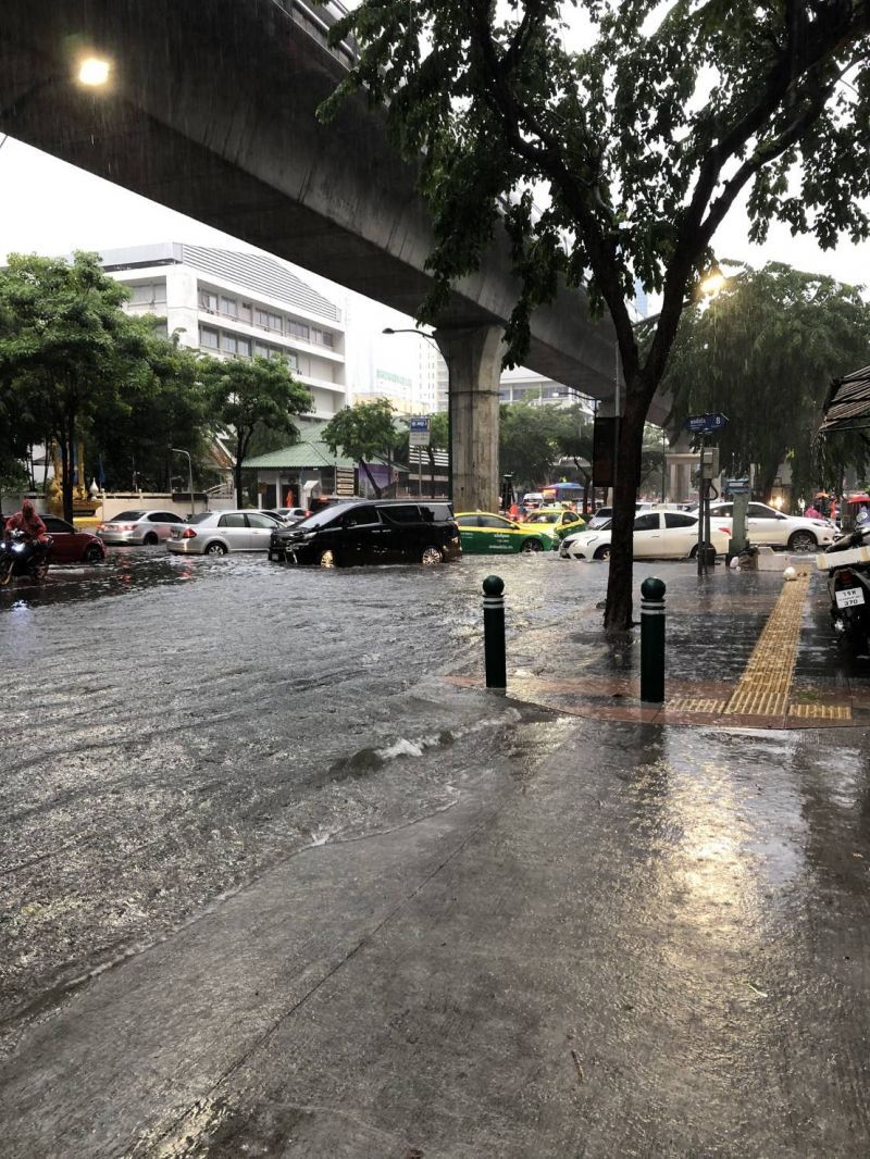 กรุงเทพอ่วม ฝนถล่ม