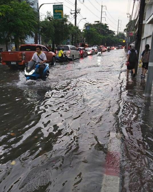 กรุงเทพอ่วม ฝนถล่ม