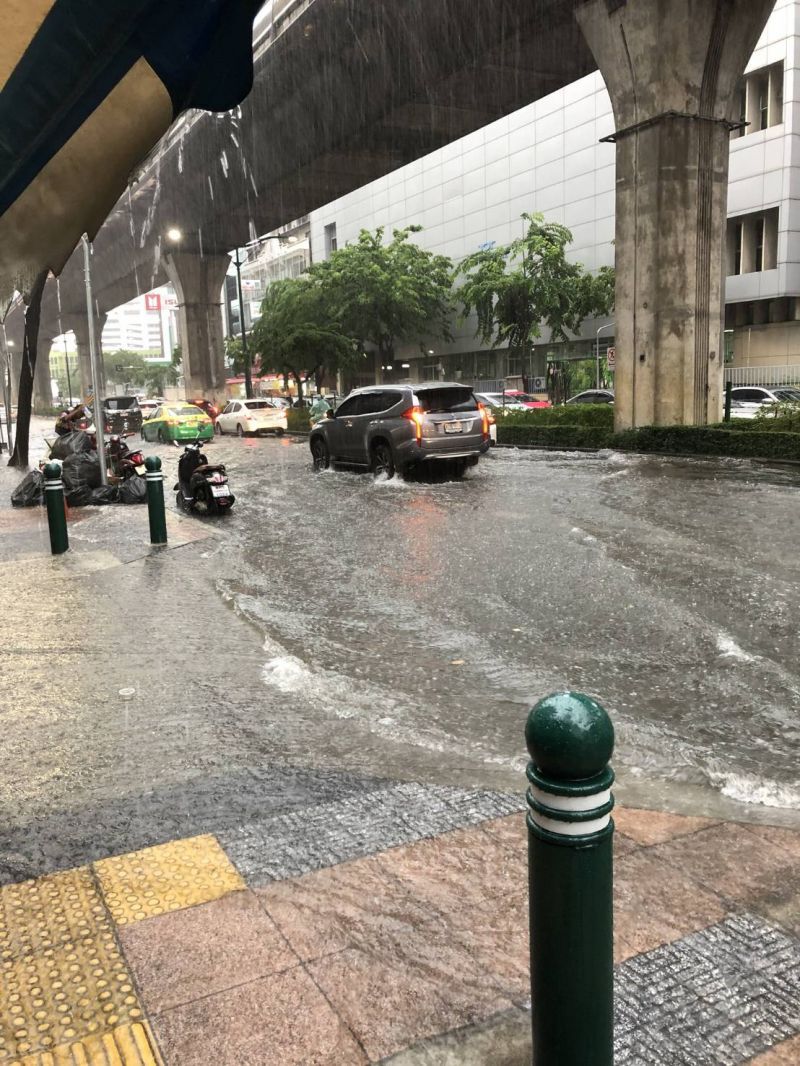 กรุงเทพอ่วม ฝนถล่ม