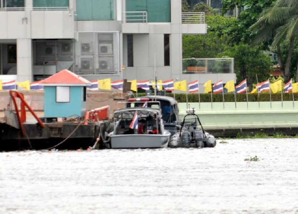 เรือของตำรวจน้ำ 2 ลำ จอดเทียบท่าที่ท่าเรือของบริษัท บุญรอด บริวเวอรี่ จำกัด เพื่อคอยสังเกตการณ์และรักษาความปลอดภัยบริเวณอาคารรัฐสภา ฝั่งติดแม่น้ำเจ้าพระยา พร้อมรองรับกรณีฉุกเฉินหากจำเป็นต้องขนคนออกจากรัฐสภา และใช้เป็นเส้นทางการสัญจรทางน้ำอีกทางหนึ่ง