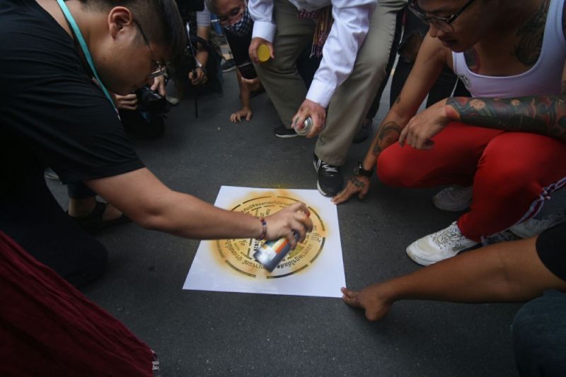ปิดถนนหน้ารัฐสภา "ม็อบประชาชนปลดแอก" จี้ แก้รัฐธรรมนูญ 