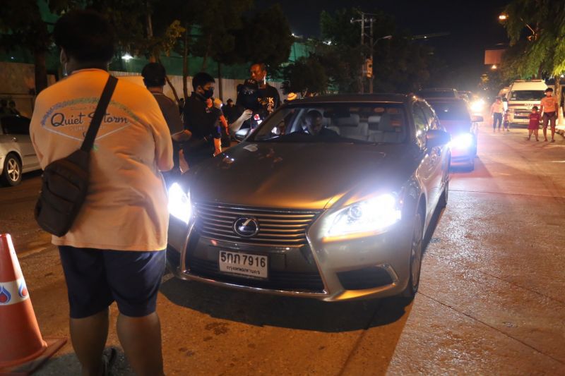 ภาพชุด "ม็อบประชาชนปลดแอก" ตรวจรถทุกคัน ไม่ให้ส.ว.ออกจากรัฐสภา