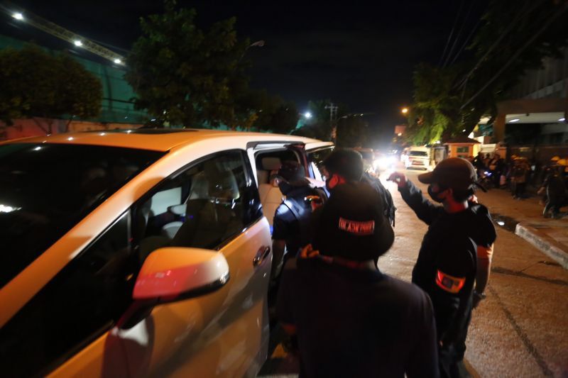 ภาพชุด "ม็อบประชาชนปลดแอก" ตรวจรถทุกคัน ไม่ให้ส.ว.ออกจากรัฐสภา
