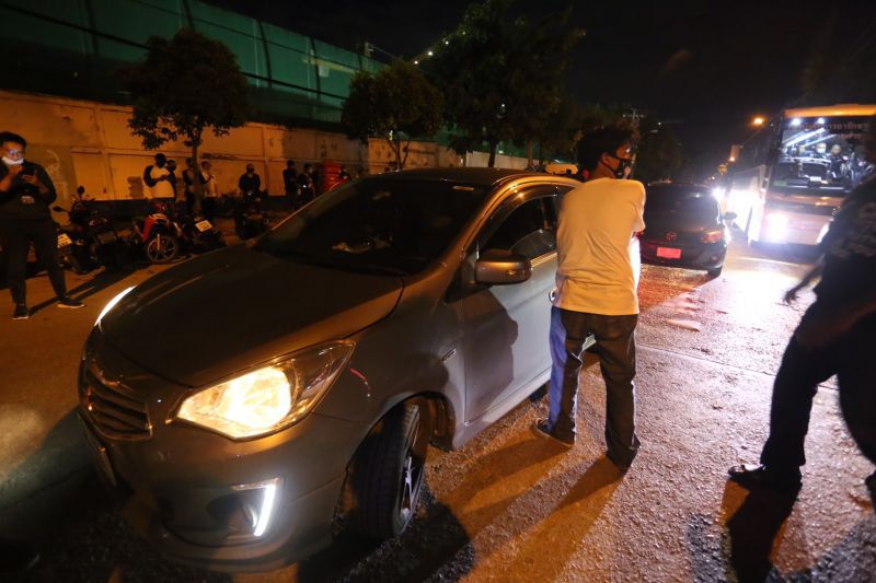 ภาพชุด "ม็อบประชาชนปลดแอก" ตรวจรถทุกคัน ไม่ให้ส.ว.ออกจากรัฐสภา