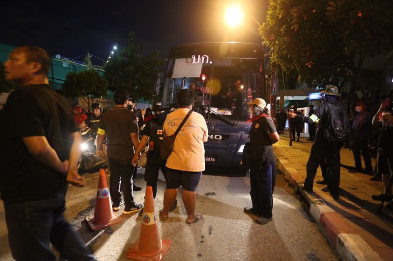 ภาพชุด "ม็อบประชาชนปลดแอก" ตรวจรถทุกคัน ไม่ให้ส.ว.ออกจากรัฐสภา