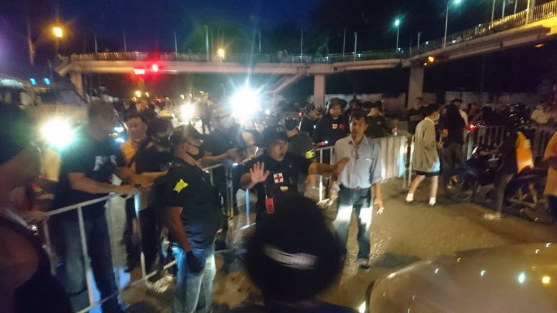 ภาพชุด "ม็อบประชาชนปลดแอก" ตรวจรถทุกคัน ไม่ให้ส.ว.ออกจากรัฐสภา