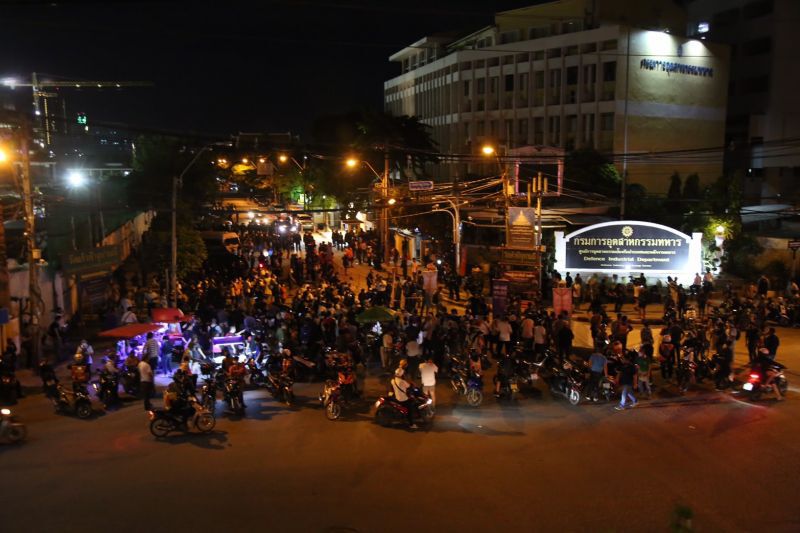 ภาพชุด "ม็อบประชาชนปลดแอก" ตรวจรถทุกคัน ไม่ให้ส.ว.ออกจากรัฐสภา