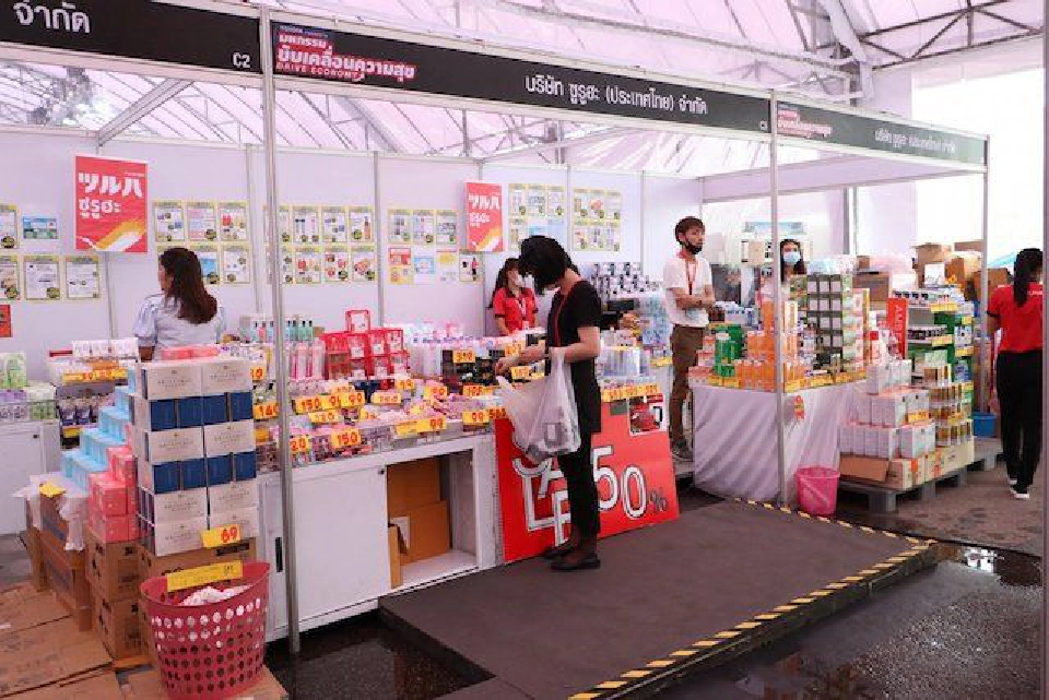 โตโยต้า จัดตลาดนัดกระตุ้นเศรษฐกิจ ขาย น้ำพริก จนถึง คอนโด