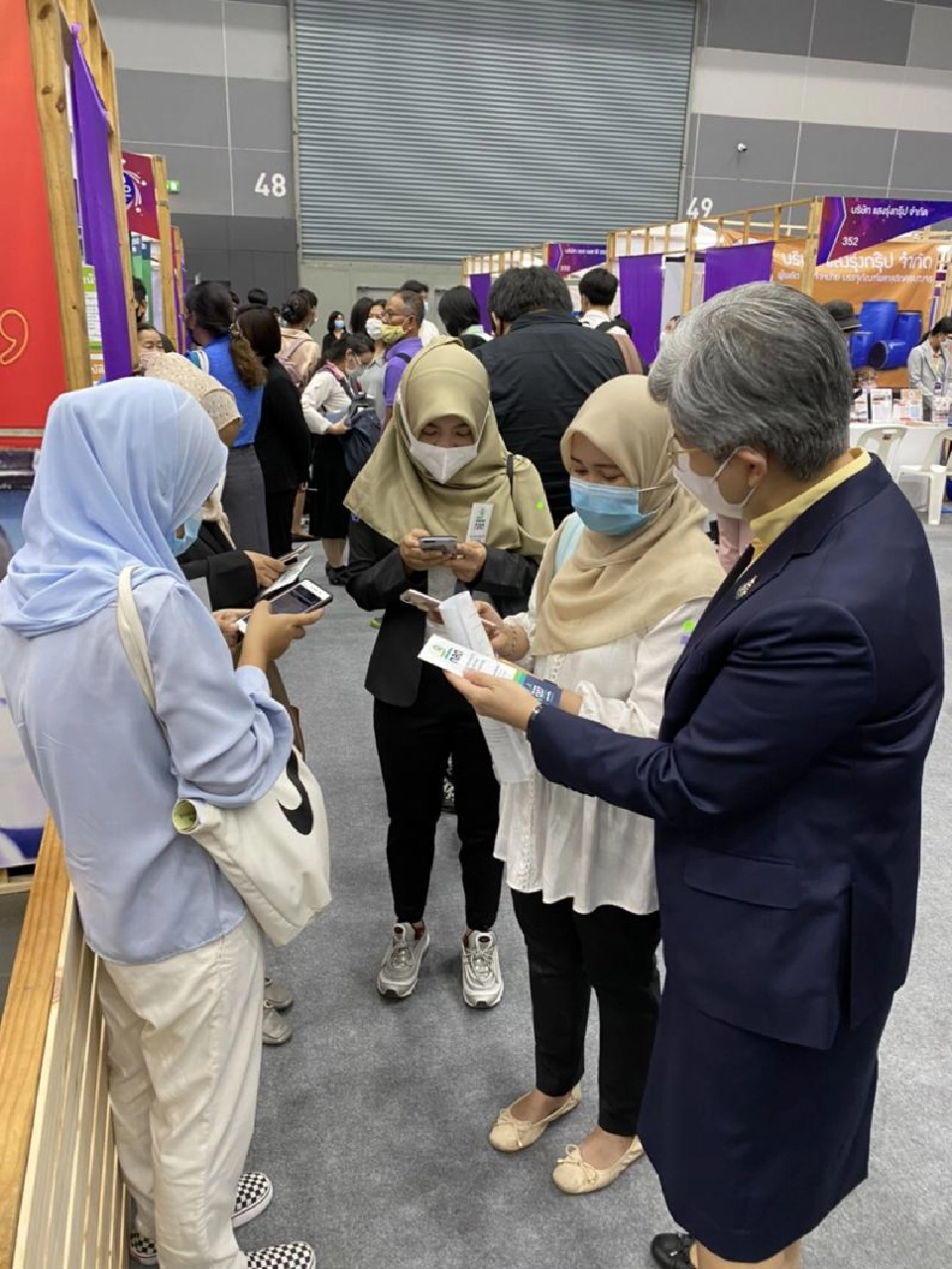 บูธก.ล.ต.เนื้อหอม นักศึกษาจบใหม่แห่สมัครงาน 