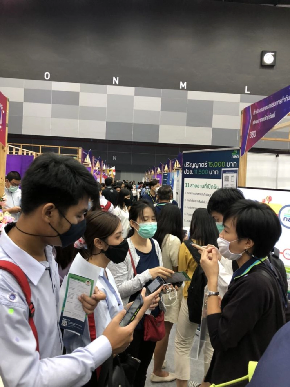 บูธก.ล.ต.เนื้อหอม นักศึกษาจบใหม่แห่สมัครงาน 