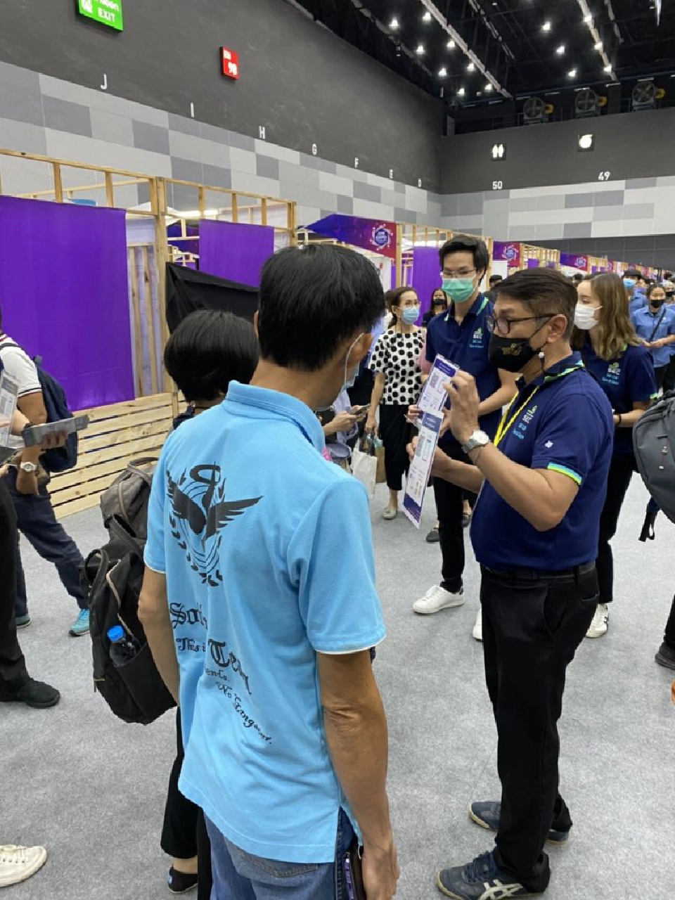 บูธก.ล.ต.เนื้อหอม นักศึกษาจบใหม่แห่สมัครงาน 