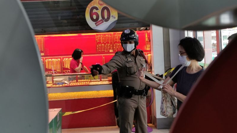 ด่วน เกิดเหตุคนร้ายบุกชิงทอง ใน "ห้างโลตัส วังหิน"  