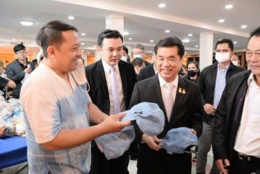 “สุริยะ" ดึง “กสอ.” เปิดคอร์สระยะสั้นผลิตผ้ามัดย้อมแก้ปัญหาว่างงาน